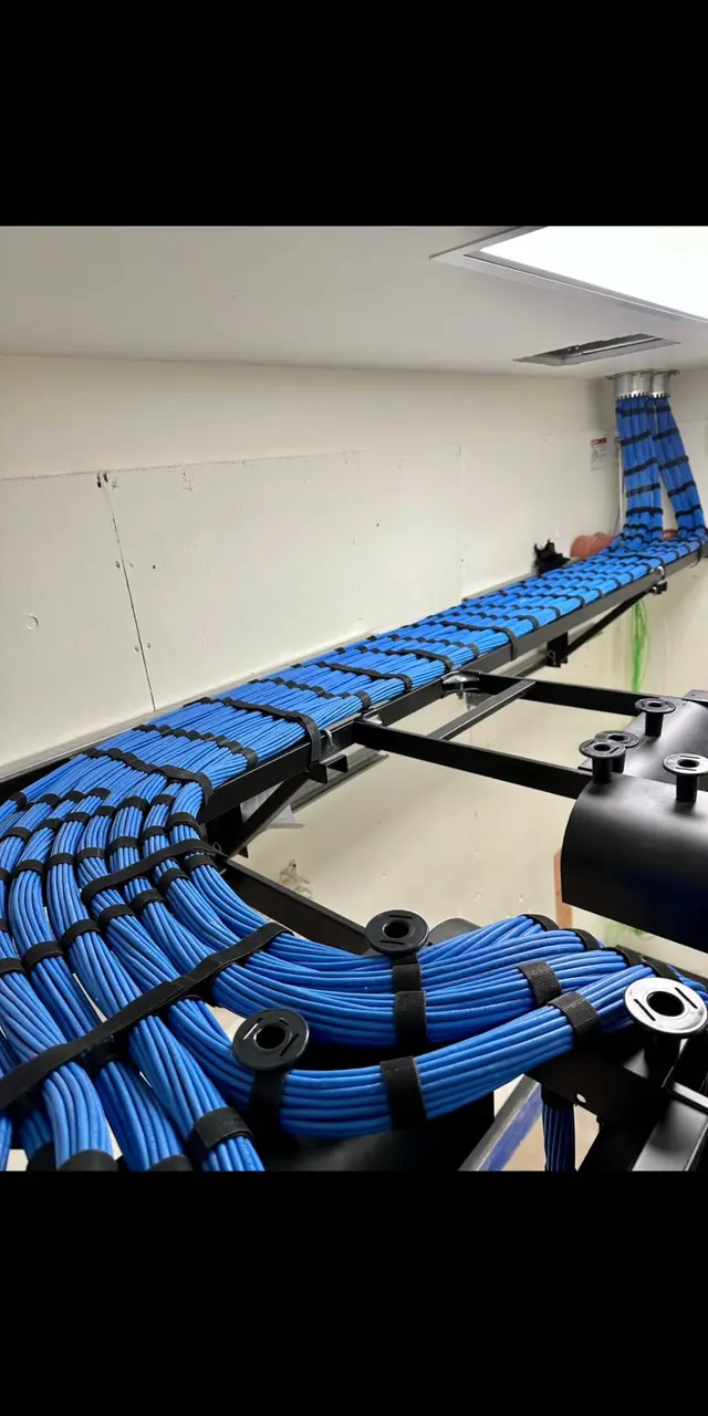 Cable tray corner with combed blue Cat6 bundles installed