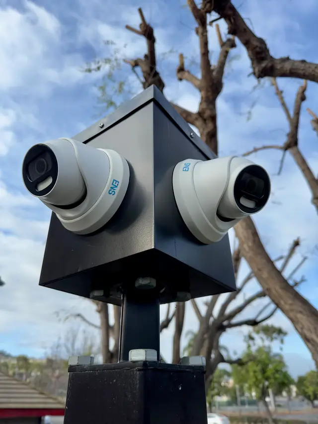 Multi-camera 360-degree pole-mounted surveillance unit